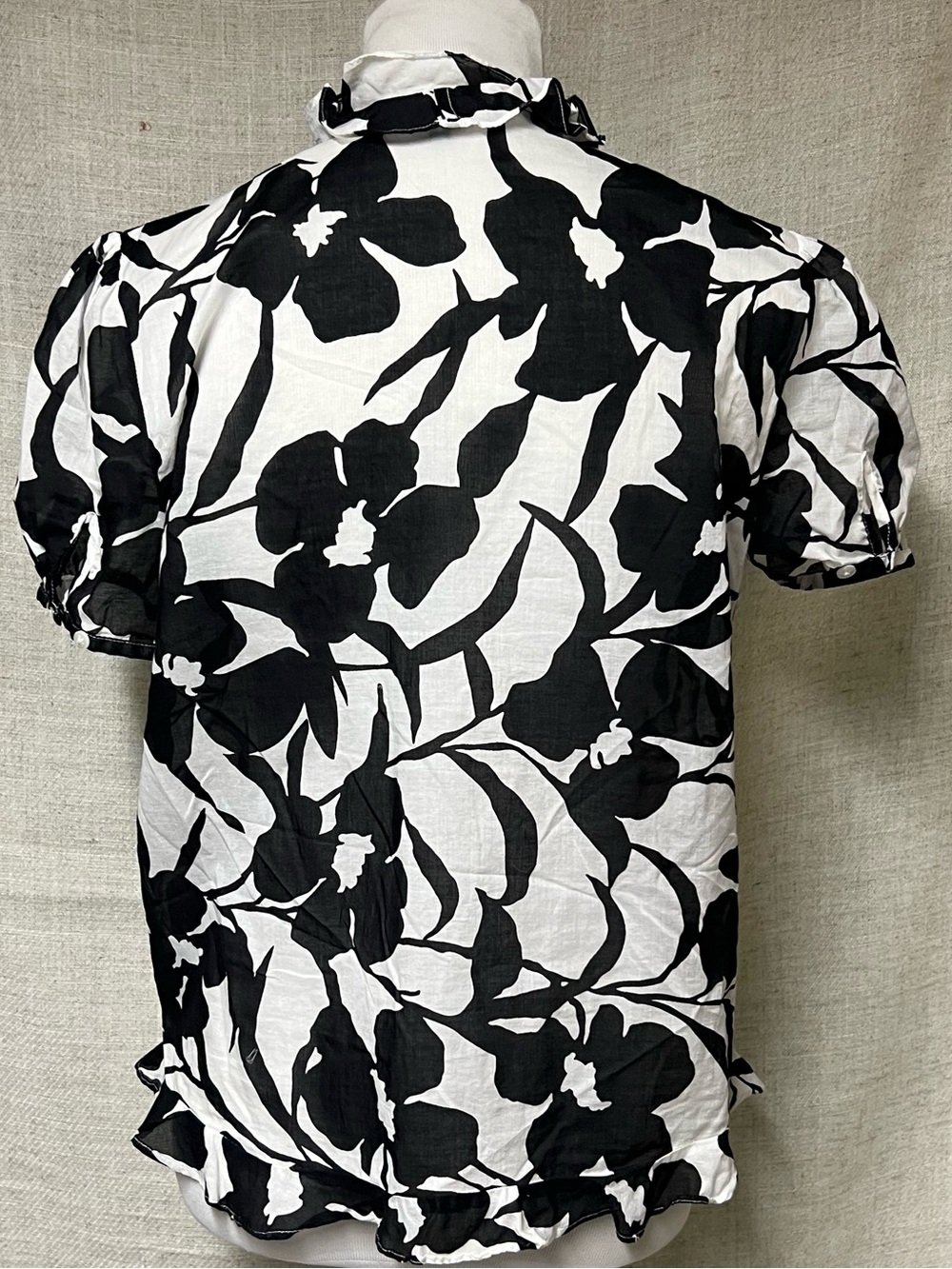 Black & White Floral Ruffle Short-Sleeve Blouse - Picture 3 of 5